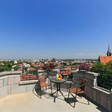 The White House بلوفديف